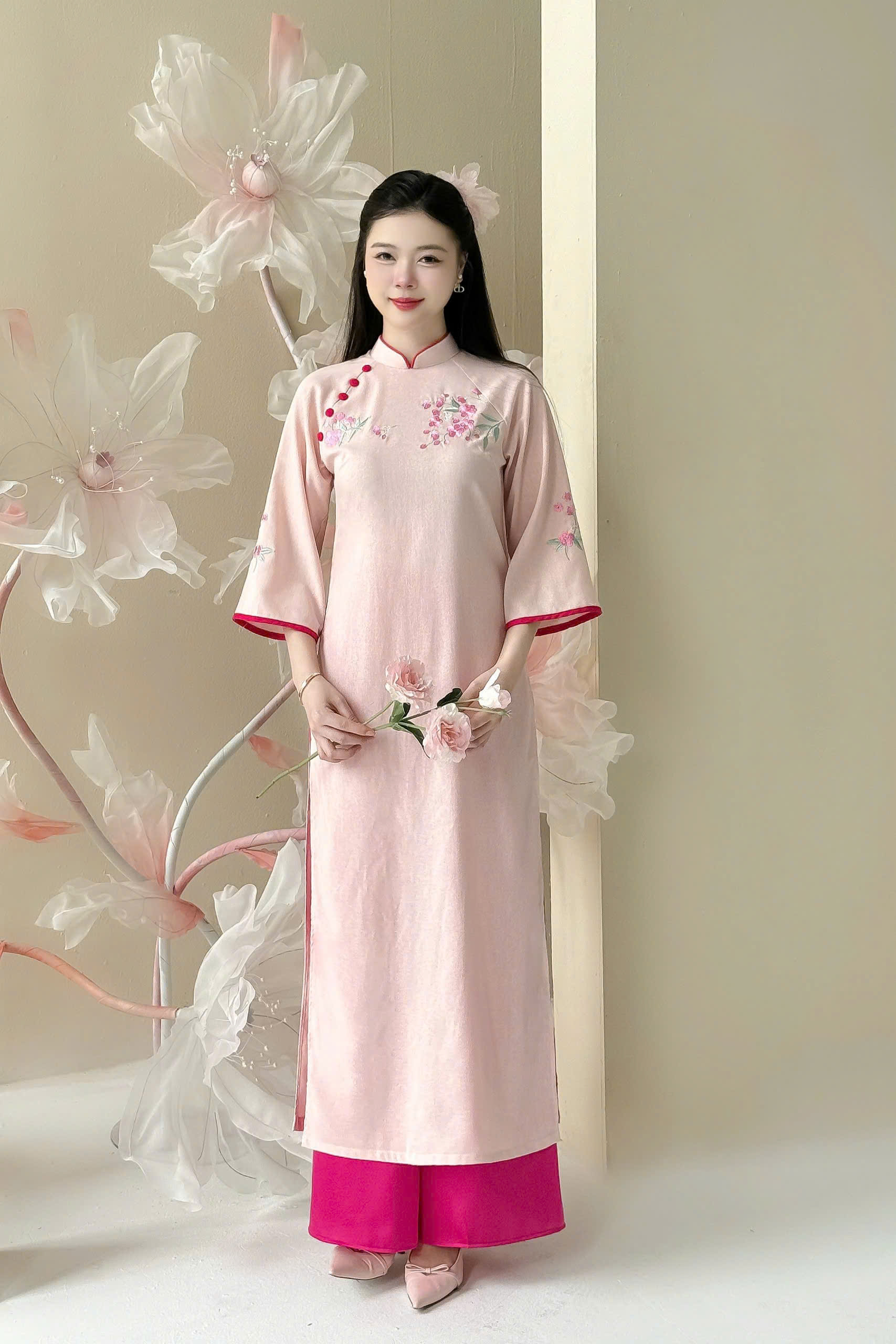 Áo Dài Cách Tân Lụa Thêu Hoa Xinh Xắn