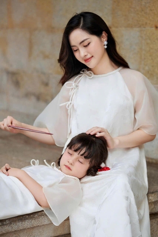 Áo Dài Mẹ Bé Phối Nơ Vai Xinh Xắn