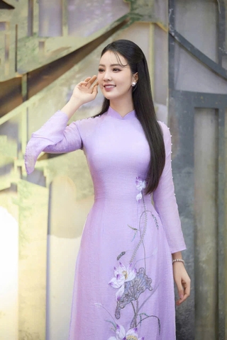 Áo Dài Truyền Thống Lụa Thêu Hoa Sen Sang Trọng